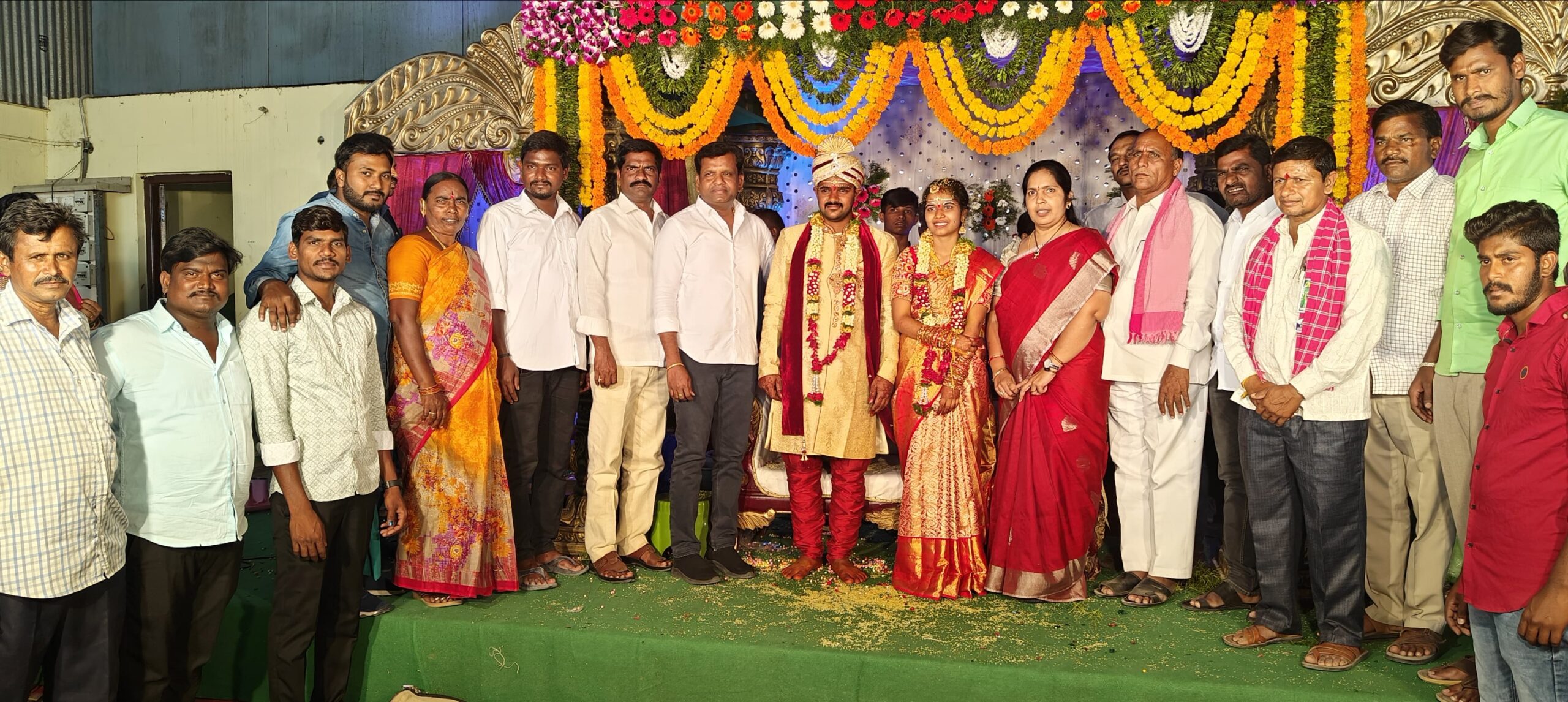 నూతన వధూవరులను ఆశీర్వదించిన మాజీ ఎమ్మెల్యే గాదరి కిషోర్ కుమార్