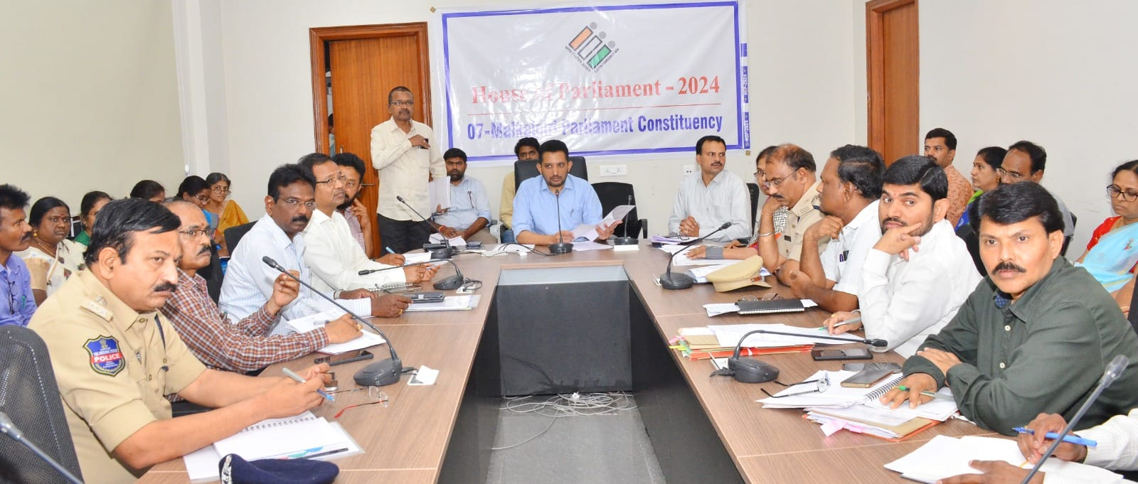 లోక్ సభ ఎన్నికల నిర్వహణలో భాగంగా పోస్టల్ బ్యాలెట్ ప్రక్రియ ను అత్యంత పకడ్బందీగా నిర్వహించాలని మేడ్చల్ మల్కాజిగిరి జిల్లా రిటర్నింగ్ అధికారి, కలెక్టర్ గౌతమ్ సంబంధిత అధికారులను ఆదేశించారు.