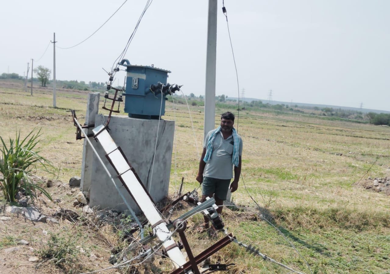 రైతుల పాలిట శాపంగా మారిన విద్యుత్ తీగలు? పట్టించుకోని అధికార యంత్రాంగం? పంట పొలాల్లో నేలకొరిగిన విద్యుత్ స్తంభాలు?