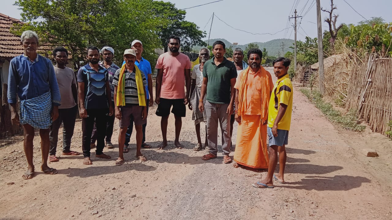 ఏడాది క్రితం కంకర పోశారు తారు వేయడం మరిచారు