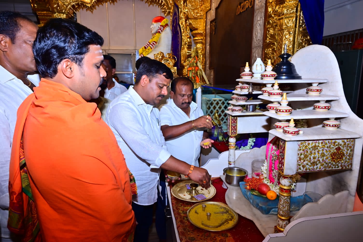 పట్టభద్రుల ఎమ్మెల్సీ అభ్యర్థి తీన్మార్ మల్లన్న సాయి గుడిలో ప్రత్యేక పూజలు