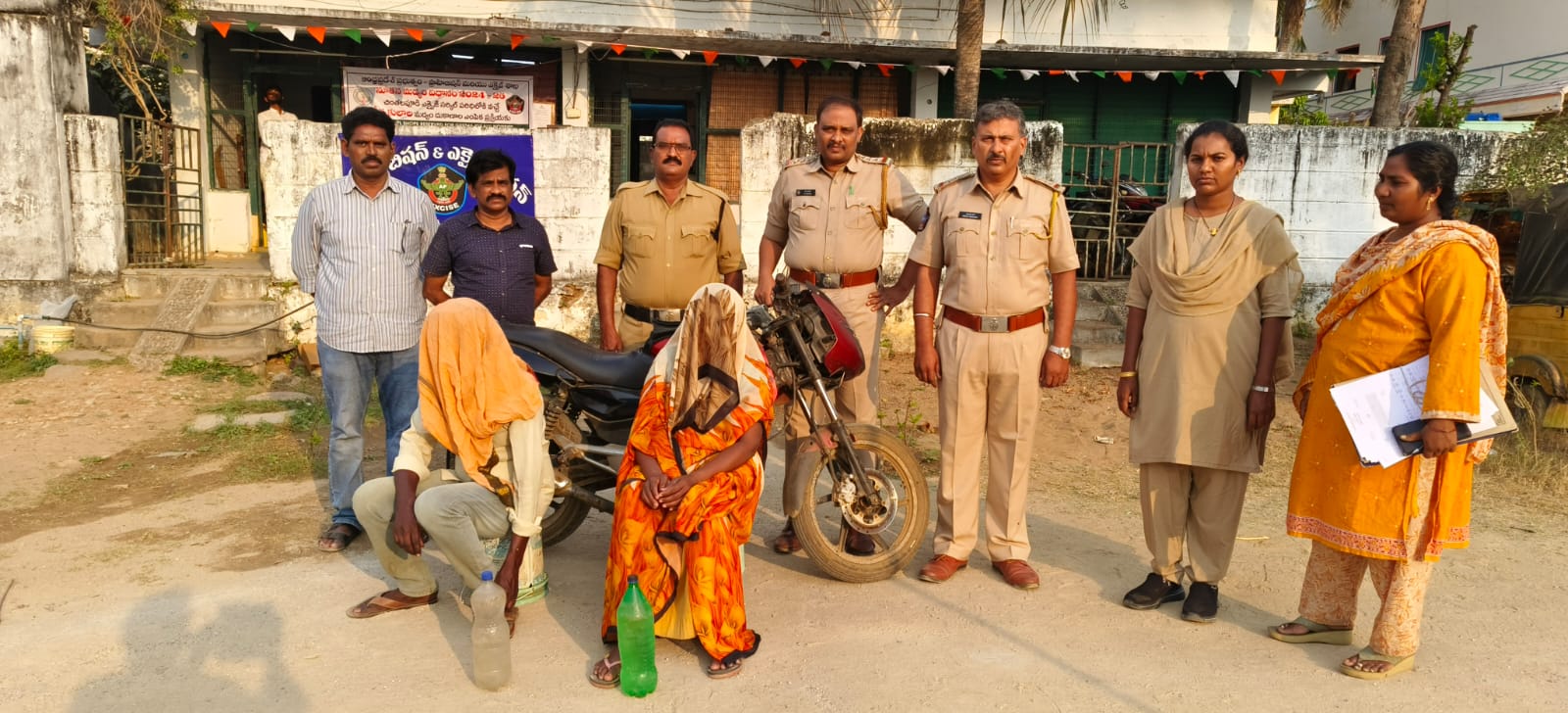 నాగిరెడ్డిగూడెం గ్రామంలో నాటు సారాయి స్థావరాలపై ఎక్సైజ్ పోలీసులు దాడి