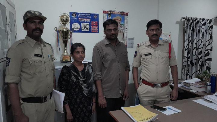 అదృశ్యమైన వ్యక్తి ని అప్పగించిన జమ్మికుంట పోలీసులు.