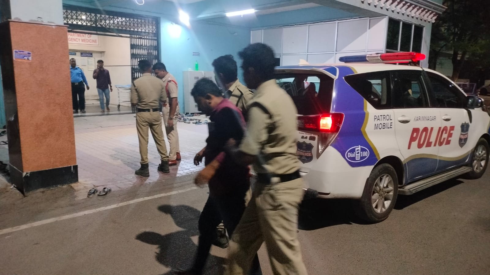 రోడ్డు ప్రమాదంలో గాయపడ్డ యువకుడిని ఆసుపత్రికి తరలించిన ఎస్ఐ నరేష్ రెడ్డి