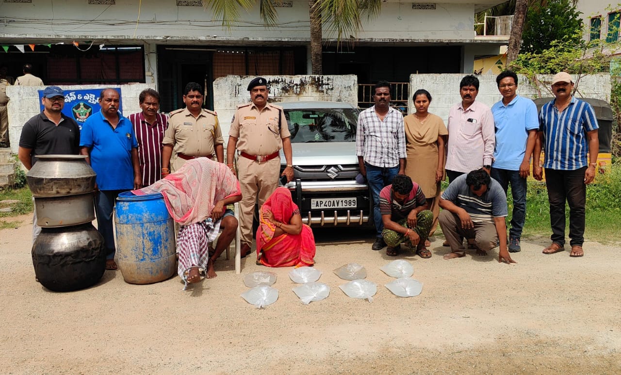 చింతలపూడి మండలం తలార్లపల్లి గ్రామము నకు చెందిన దేశావతు వేణు ల వద్ద నుండి మొత్తం (40) లీటర్ల నాటు సారాయి సుజూకి బ్రెజ్జా కార్ నం: ఏపీ 40 ఏ వి 1989 లో రవాణా చేస్తుండగా స్వాధీన