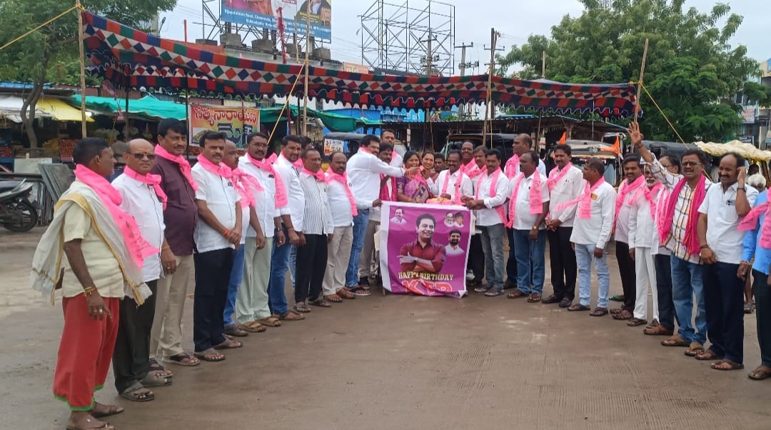 హుజురాబాద్ లో ఘనంగా కేటీఆర్ జన్మదిన వేడుకలు
