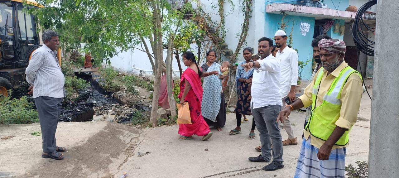 దొమ్మరి కాలనీ లో మురుగునీరు ను తొలగింపజేయించిన మార్కెట్ చైర్మన్ ఎస్ఎండి షఫీ నాయక్